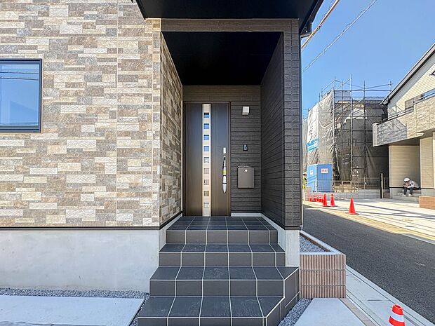 【玄関】家の顔となる玄関は、高いデザイン性が求められます。高級感と断熱性、防犯性に優れた玄関ドアを標準装備。ピッキング対策のセキュリティサムターン等、防犯に考慮しました。