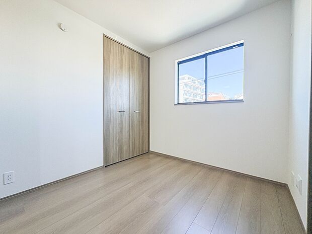 【子供部屋】お子様のお部屋にぴったりなクロークを備えたフローリング仕様の洋室です。
