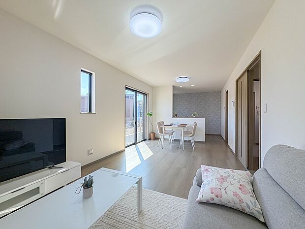 【リビングダイニング】シンプルなデザインの家は風情がある。住む人のこだわりを感じる。外観も内装もいたってシンプル。居心地がよく、家事や趣味、子育てなどにも集中できる。家も人間も熟成するほどシ…