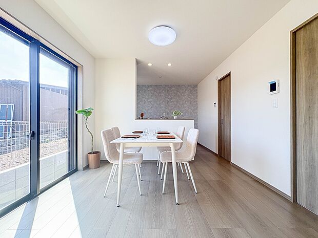 【ダイニングキッチン】料理をしながら、後片付けをしながら二人で会話を楽しみたい空間。