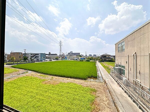 【眺望】朝の澄んだ空気や、夕方に吹く清々しい風を五感で感じられるバルコニー。