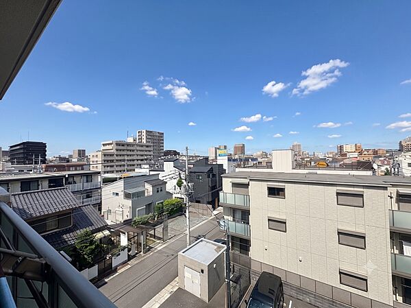 【眺望】少し優雅に、眺望の良い部屋で新生活をしてみませんか？　バルコニーの眺望や、窓からの景色が良いと家で過ごす時間も快適です。