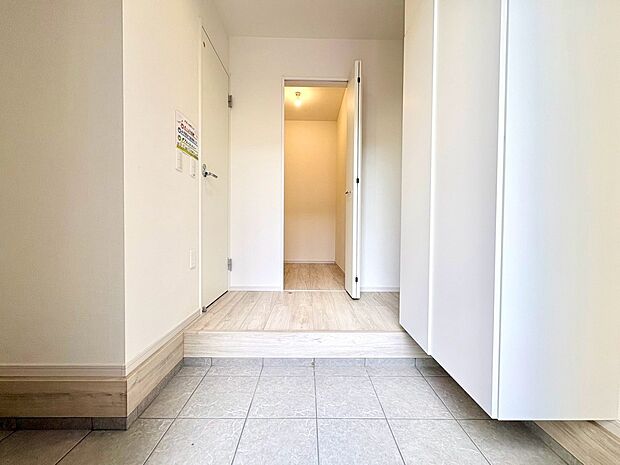 【玄関】玄関はおうちの顔と言われます。玄関アプローチは、外観デザインの印象を左右します。ご家族の個性を出しながら、素敵な玄関でお客様をお迎えしてください。