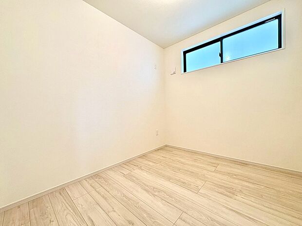 【子供部屋】お子様のお部屋にぴったりなクロークを備えたフローリング仕様の洋室です。