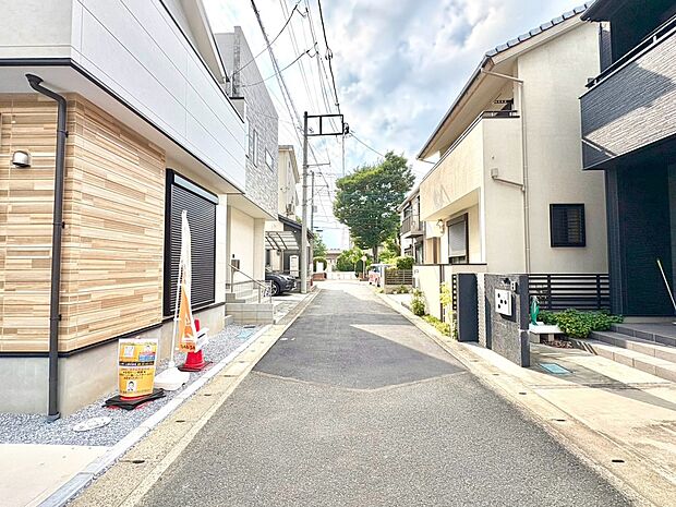 【前面道路】家の前をまっすぐの通りが走っている。クルマは少なく、人々は毎朝、ウォーキング、ジョギング、犬の散歩など、フリーな朝時間を過ごしている。