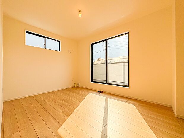 【寝室8帖】大きな窓からたっぷりと陽光が注がれる明るい空間。