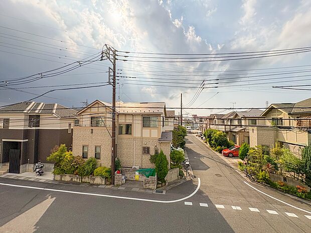 【眺望】朝の澄んだ空気や、夕方に吹く清々しい風を五感で感じられるバルコニー。