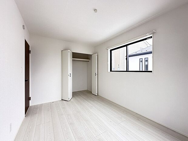 【子供部屋】お子様のお部屋にぴったりなクロークを備えたフローリング仕様の洋室です。