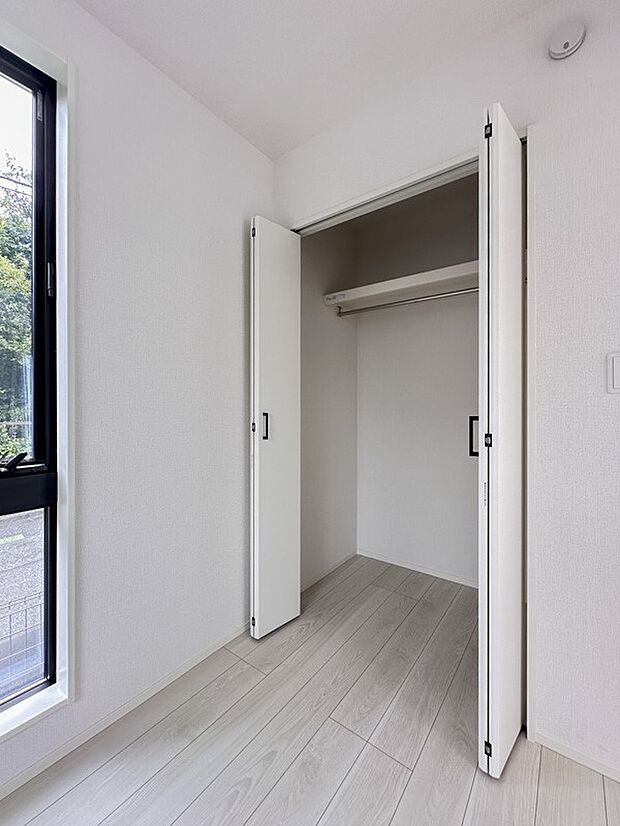 【WIC（ウォークインクローゼット）】  たくさんの洋服をかけてもシワになりにくいウォークインクローゼット。洋服以外にも、普段使わない家電やスーツケース、ストック品など何でも片付く嬉しい空間…