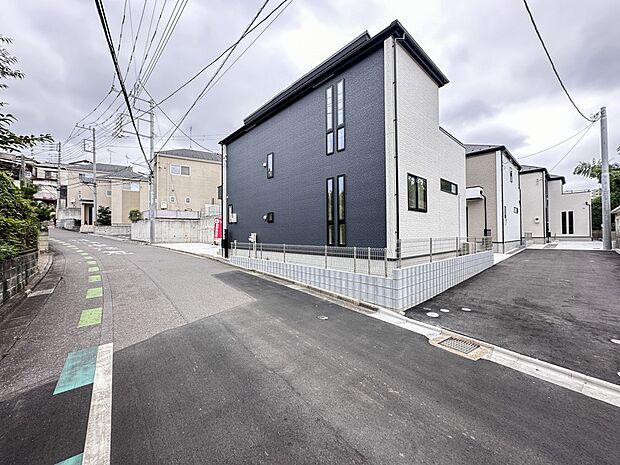 【前面道路】車の通行が少ないので、静かな住環境を維持することができます。
