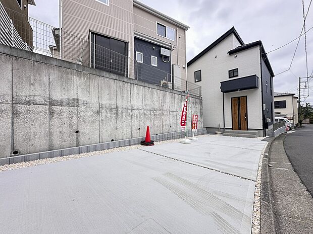 【駐車場】毎日の生活にマイカーが必須という方は、購入を検討する際、駐車場があることは大事な条件です。毎日の通勤や家族の送迎、買い物やお出かけなどクルマのある暮らしを満喫したい方は要チェック。…