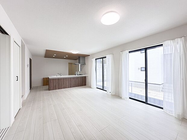 【リビングダイニング】シンプルなデザインの家は風情がある。住む人のこだわりを感じる。外観も内装もいたってシンプル。居心地がよく、家事や趣味、子育てなどにも集中できる。家も人間も熟成するほどシ…