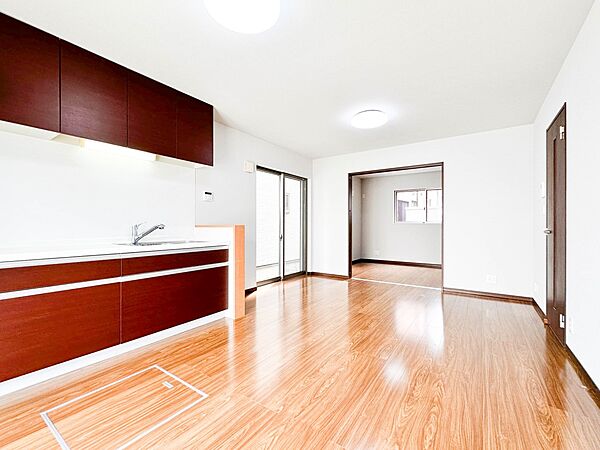 【リビングダイニング】シンプルなデザインの家は風情がある。住む人のこだわりを感じる。外観も内装もいたってシンプル。居心地がよく、家事や趣味、子育てなどにも集中できる。家も人間も熟成するほどシ…