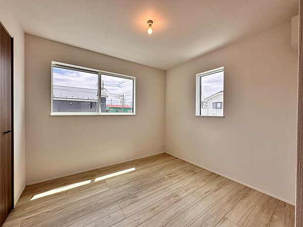 【子供部屋】お子様のお部屋にぴったりなクロークを備えたフローリング仕様の洋室です。