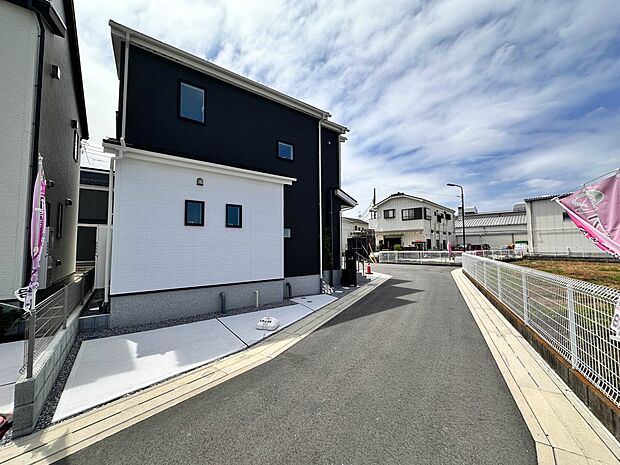 【前面道路】車の通行が少ないので、静かな住環境を維持することができます。