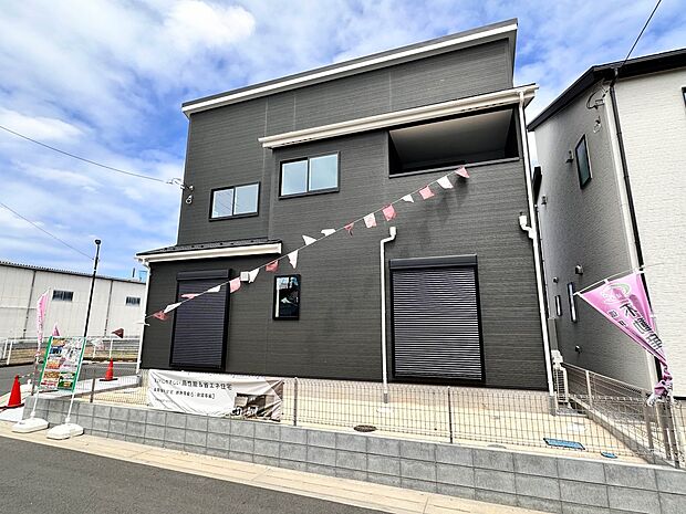 【外観】家族の温かさと陽光の暖かさ、楽しい毎日と明るい未来を予感させる「空間が織り成すひとつ先の住み心地」を演出します。