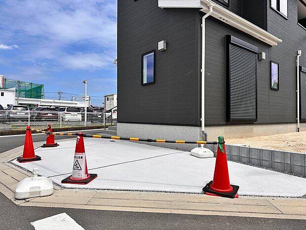 【駐車場】毎日の生活にマイカーが必須という方は、購入を検討する際、駐車場があることは大事な条件です。毎日の通勤や家族の送迎、買い物やお出かけなどクルマのある暮らしを満喫したい方は要チェック。…