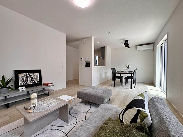 【リビングダイニング】シンプルなデザインの家は風情がある。住む人のこだわりを感じる。外観も内装もいたってシンプル。居心地がよく、家事や趣味、子育てなどにも集中できる。家も人間も熟成するほどシ…