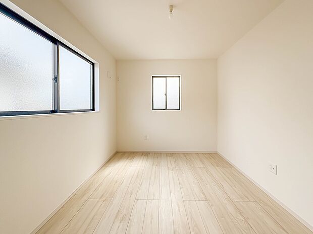 1号棟【子供部屋6帖】お子様のお部屋にぴったりなクロークを備えたフローリング仕様の洋室です。