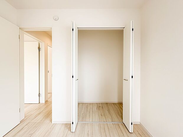 1号棟【収納】各部屋を最大限に広く使って頂ける様、全居住スペースに収納付。プライベートルームはゆったりと快適に。