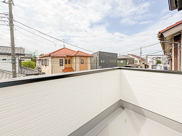1号棟【バルコニー】 バルコニーから差し込む陽光・通風は、住環境・快適性と共に有り続ける貴重な「財産」です。