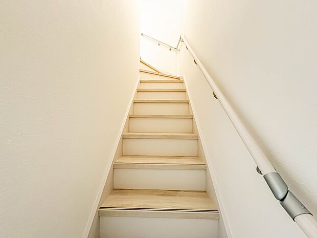 1号棟【手すり付階段】手すりがないと階段の昇り降りで危険なことはもちろん、壁に手をつきながら歩くことで壁紙が汚れやすくなります。すべての方に快適に昇り降りしていただくため、手すりを設置しまし…
