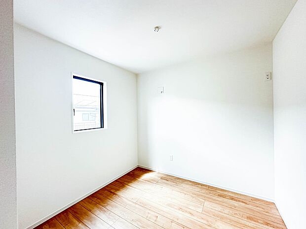 【洋室】お子様のお部屋にぴったりなクロークを備えたフローリング仕様の洋室です。