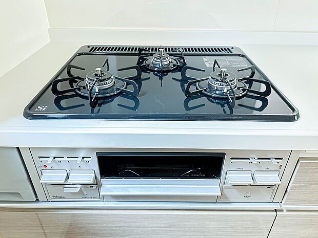 【三口コンロ】奥さま目線で考え、調理に重宝する三口コンロをシステムキッチンに採用