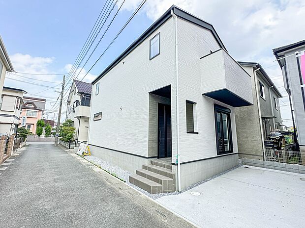 【前面道路】家の前をまっすぐの通りが走っている。クルマは少なく、人々は毎朝、ウォーキング、ジョギング、犬の散歩など、フリーな朝時間を過ごしている。