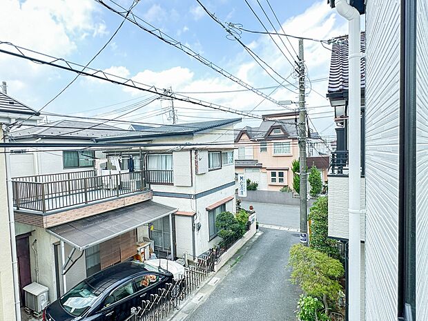 【眺望】朝の澄んだ空気や、夕方に吹く清々しい風を五感で感じられるバルコニー。