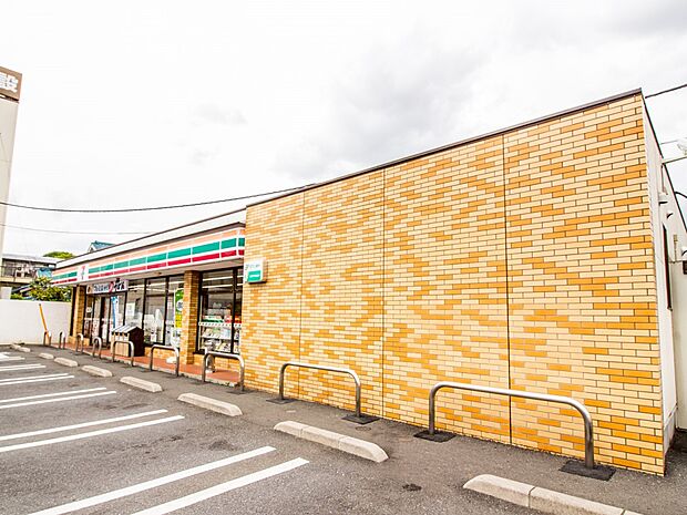 コンビニ 220m セブンイレブンさいたま太田窪店(セブンイレブンは近くて便利を掲げています。近くとは、心の近さ。便利とはモノが期待以上の品質でお客さまに届くこと。セブン銀行など新しいサービ…