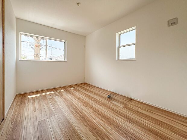【子供部屋6帖】お子様のお部屋にぴったりなクロークを備えたフローリング仕様の洋室です。