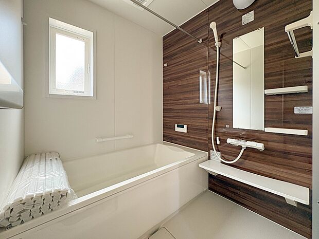 【Bathroom-浴室-】 1日の疲れを癒すバスルームは、心地よいリラックスを叶える清潔感溢れる美しい空間です。心からゆったりと寛いでいただけるよう、ゆとりのスペースを確保してます。