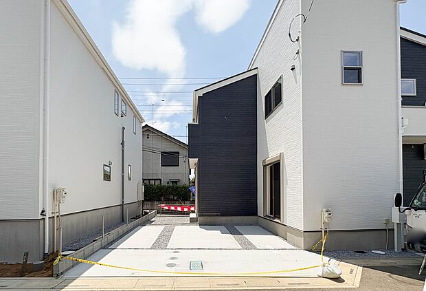 【駐車場】カースペース2台可(車種による)。車が1台なら、来客用の駐車場や、駐輪スペースとしてご活用ください。