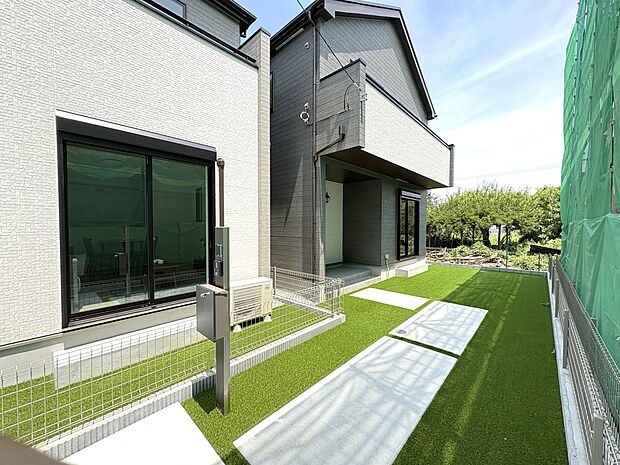 【C号棟 外観】敷地41坪・駐車（縦列）2台の奥に 庭スペース