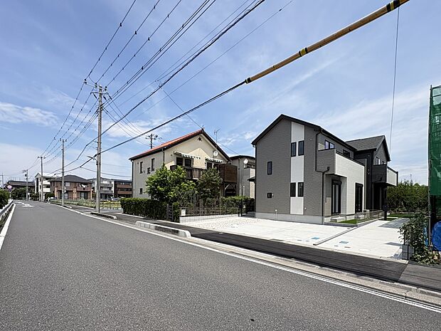 【現地外観・公道9m】歩道のある西側公道・開放感ある接道と住環境