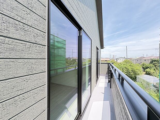 【C号棟 バルコニー】南向き、ワイドサイズのバルコニーが2部屋に隣接