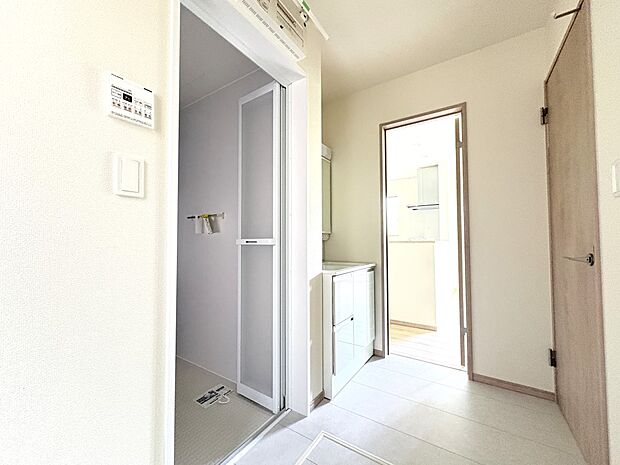 【C号棟 洗面室】キッチンと玄関ホールへ2つのドア動線