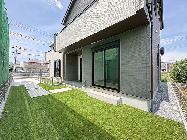 【C号棟 庭スペース】人工芝を施工済み・お庭でプールはいかがですか!