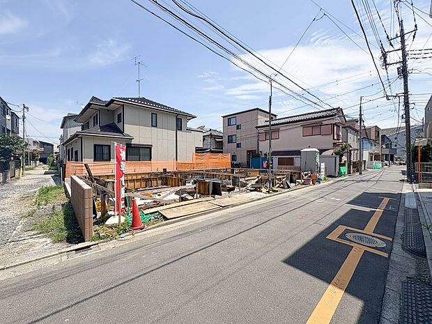 1号棟【前面道路】家の前をまっすぐの通りが走っている。クルマは少なく、人々は毎朝、ウォーキング、ジョギング、犬の散歩など、フリーな朝時間を過ごしている。