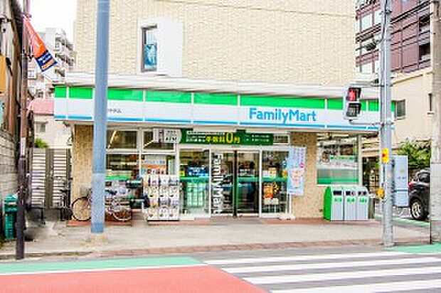 コンビニ 150m ファミリーマート大宮中央店(ファミリーマートの強さは、少量のお惣菜を売るファミデリカとドラッグストアと組んだコラボ。サラダを中心にしたヘルシー食材が充実のコンビニです。)…