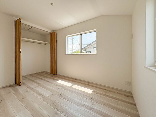 【子供部屋6帖】お子様のお部屋にぴったりなクロークを備えたフローリング仕様の洋室です。