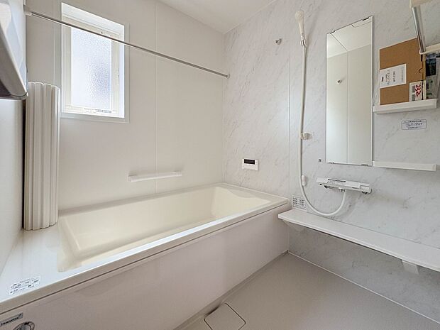 【Bathroom-浴室-】 1日の疲れを癒すバスルームは、心地よいリラックスを叶える清潔感溢れる美しい空間です。心からゆったりと寛いでいただけるよう、ゆとりのスペースを確保してます。