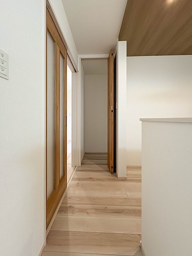 【キッチンパントリー】各部屋を最大限に広く使って頂ける様、全居住スペースに収納付。プライベートルームはゆったりと快適に。