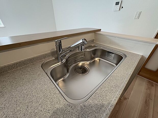 【浄水器一体型混合水栓】一つの蛇口で「原水(水道水)」「シャワー」「浄水」を切り替えられる、浄水器を内蔵した混合水栓です。浄水は、水栓本体の首部分に付属のカートリッジをセットして使用します。…