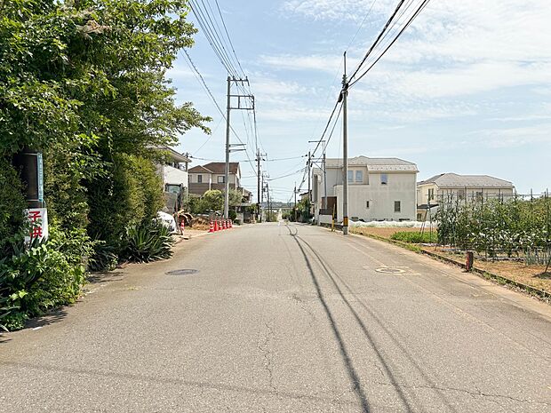 【前面道路】陽当りや通風性など各所に施された工夫で住みやすさを実現。部屋の大きさや周辺環境・街並など、資料には掲載していない情報が現地にはたくさんございます。是非ご確認下さい。
