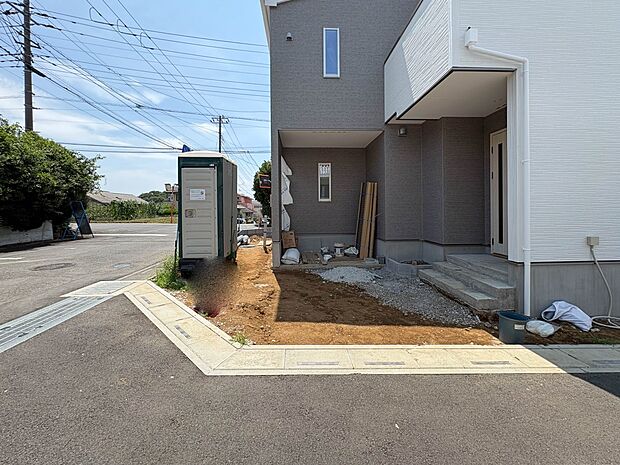 【駐車場】カースペース2台可（車種による）。車が1台なら、来客用の駐車場や、駐輪スペースとしてご活用ください。