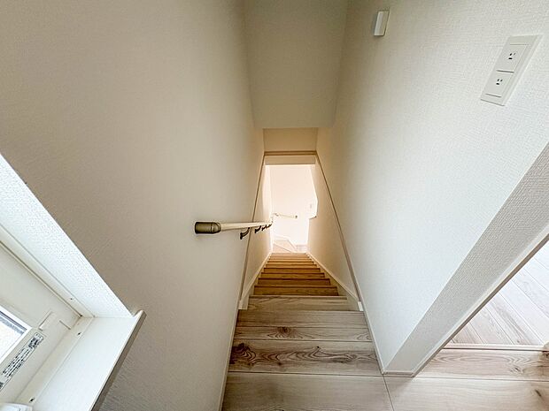 【手すり付き階段】手すりがないと階段の昇り降りで危険なことはもちろん、壁に手をつきながら歩くことで壁紙が汚れやすくなります。すべての方に快適に昇り降りしていただくため、手すりを設置しました。…