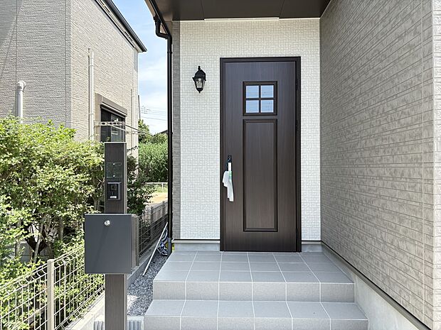 【B号棟 玄関】電子キー採用・開施錠もラクラク! 断熱防犯仕様の玄関ドア