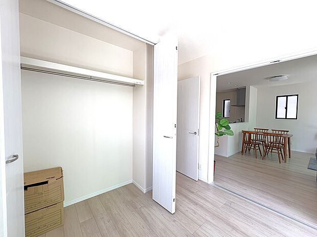 【全居室 クローゼット】全居室にクローゼット完備・お部屋をスッキリ使えます。